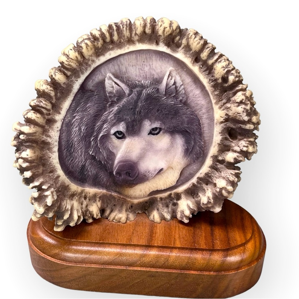Gray Wolf sculpture #8009 Mill Creek Studios excellent condition